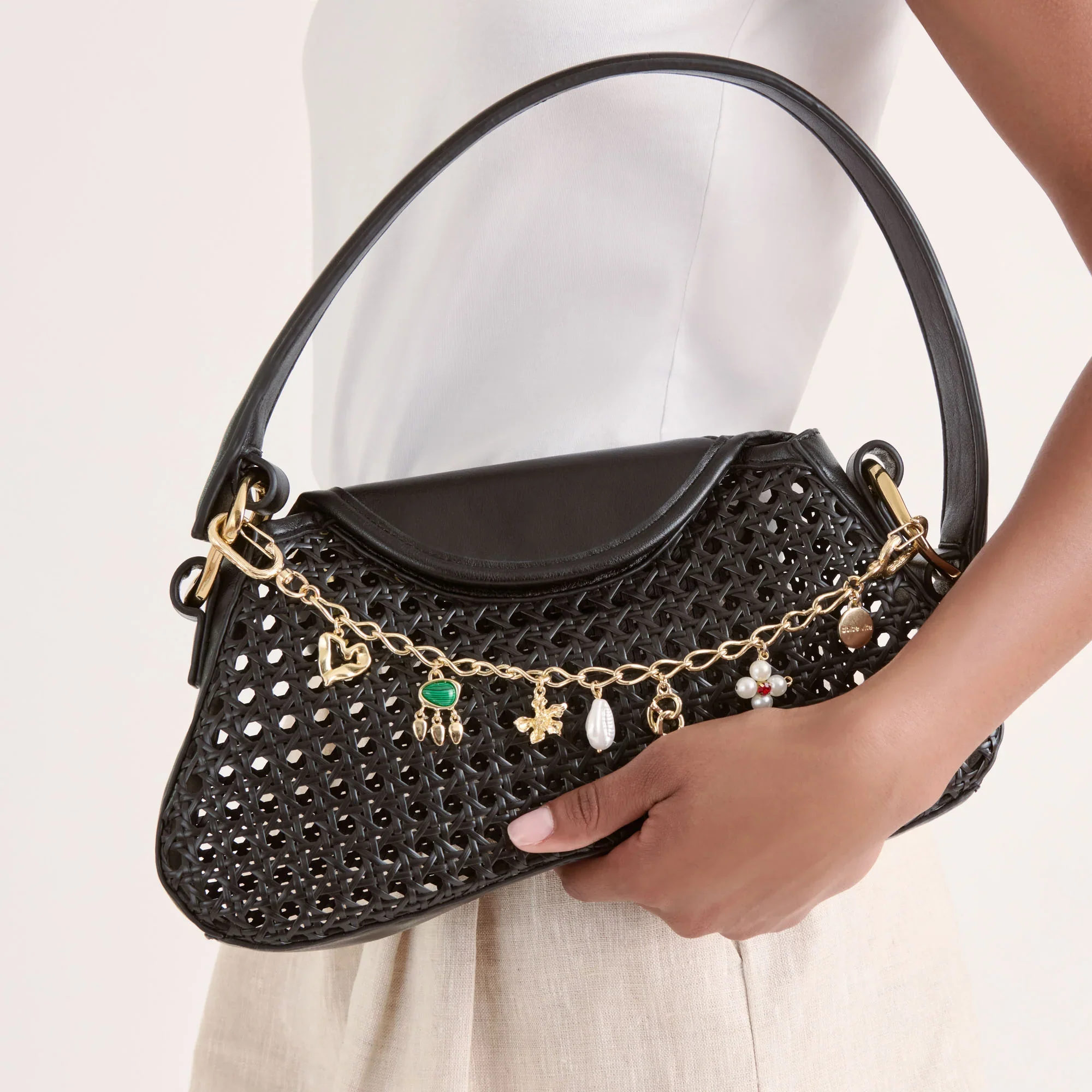 PEARL CHAIN BAG CHARM GOLD - Image 4